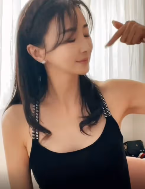 42歲林靜穿背心秀身材！皮膚白皙似少女，出道24年零緋聞婚戀成謎
