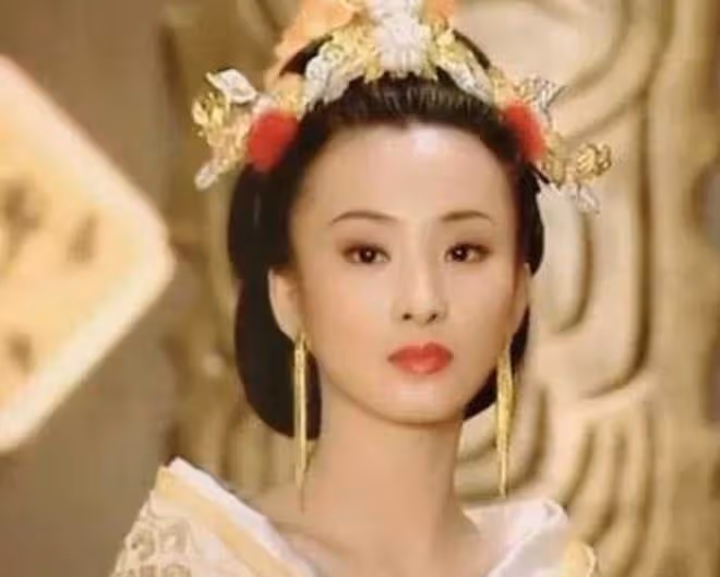 42歲林靜穿背心秀身材！皮膚白皙似少女，出道24年零緋聞婚戀成謎