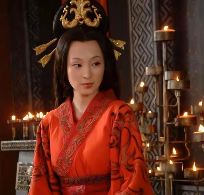 42歲林靜穿背心秀身材！皮膚白皙似少女，出道24年零緋聞婚戀成謎