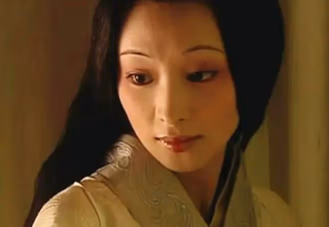42歲林靜穿背心秀身材！皮膚白皙似少女，出道24年零緋聞婚戀成謎