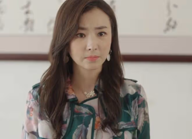 42歲林靜穿背心秀身材！皮膚白皙似少女，出道24年零緋聞婚戀成謎