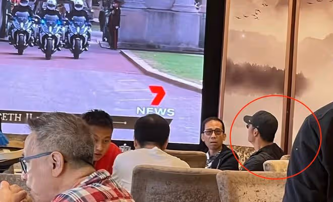 苗僑偉溫哥華喝早茶被偶遇，64歲魅力不減當年，3位美女圍著拍照