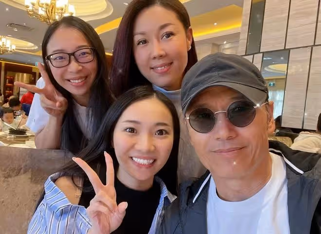 苗僑偉溫哥華喝早茶被偶遇，64歲魅力不減當年，3位美女圍著拍照