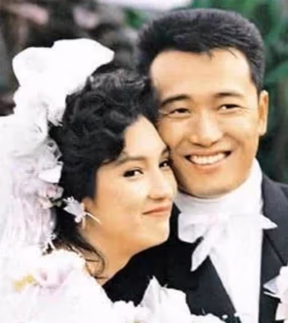 苗僑偉溫哥華喝早茶被偶遇，64歲魅力不減當年，3位美女圍著拍照