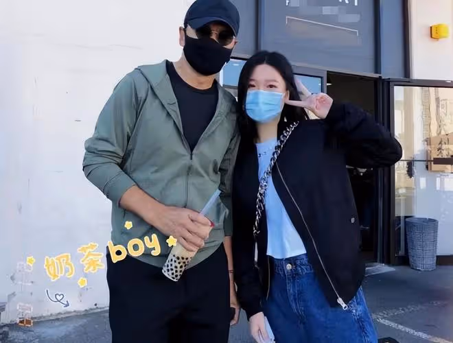 苗僑偉溫哥華喝早茶被偶遇，64歲魅力不減當年，3位美女圍著拍照