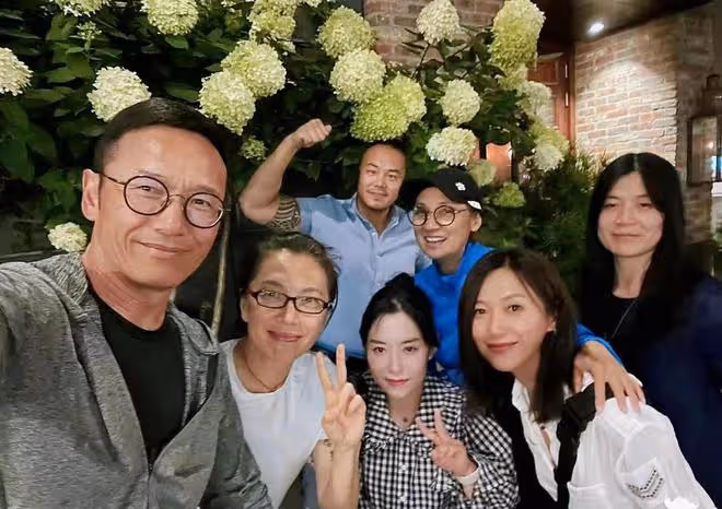 苗僑偉溫哥華喝早茶被偶遇，64歲魅力不減當年，3位美女圍著拍照