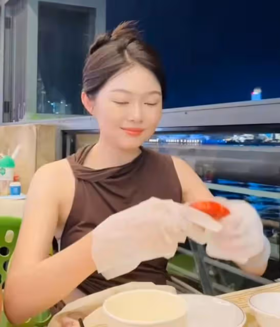 京圈貴婦晚晚長沙遊玩,與富豪老公當街熱吻,因長相穿著引爭議