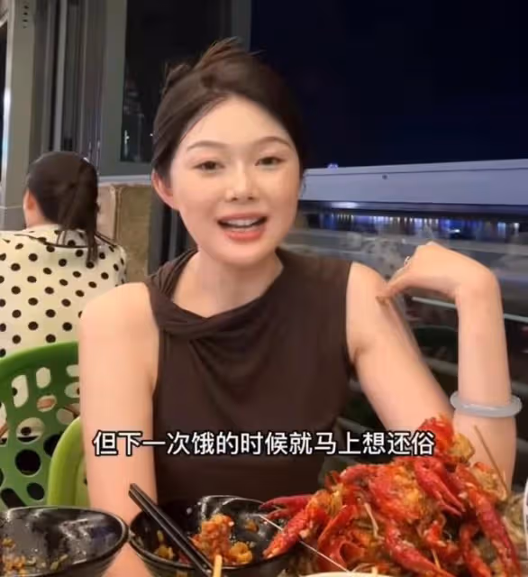 京圈貴婦晚晚長沙遊玩,與富豪老公當街熱吻,因長相穿著引爭議