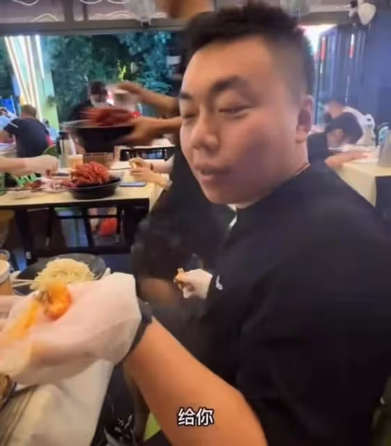 京圈貴婦晚晚長沙遊玩,與富豪老公當街熱吻,因長相穿著引爭議