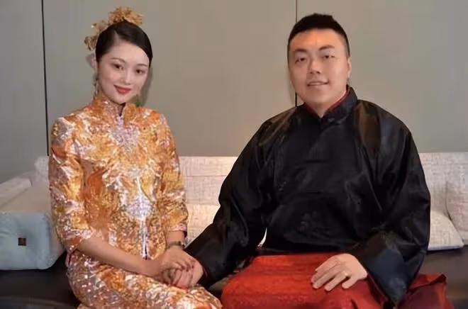 京圈貴婦晚晚長沙遊玩,與富豪老公當街熱吻,因長相穿著引爭議
