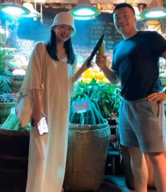 京圈貴婦晚晚長沙遊玩,與富豪老公當街熱吻,因長相穿著引爭議