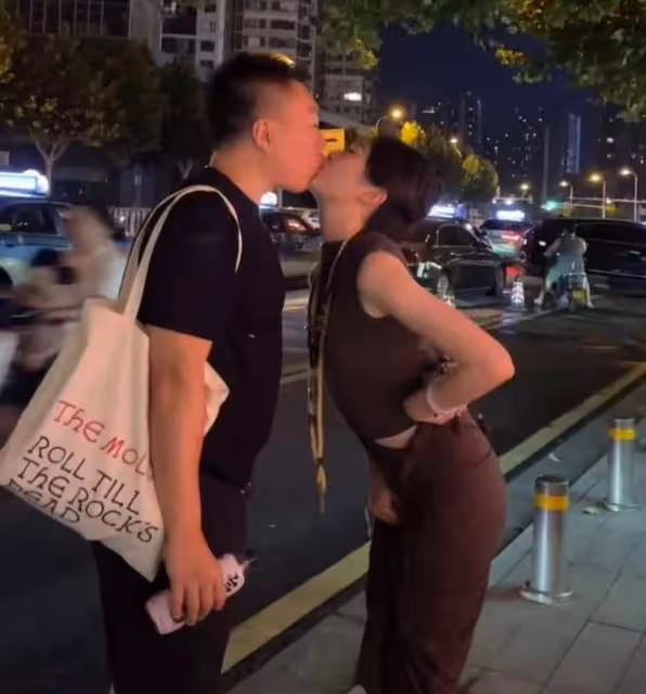 京圈貴婦晚晚長沙遊玩,與富豪老公當街熱吻,因長相穿著引爭議