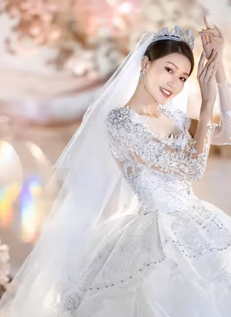美女主持坐勞斯萊斯嫁豪門!雙手戴倆厚重金鐲,眉眼精緻撞臉baby