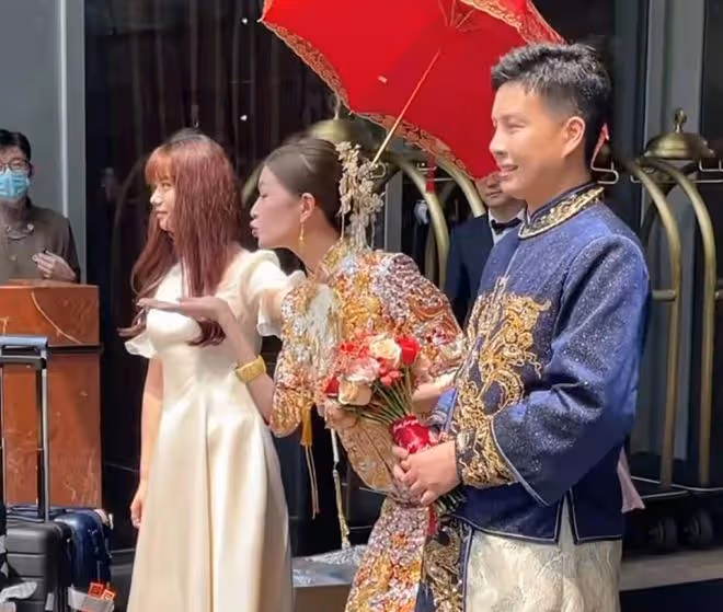 美女主持坐勞斯萊斯嫁豪門!雙手戴倆厚重金鐲,眉眼精緻撞臉baby