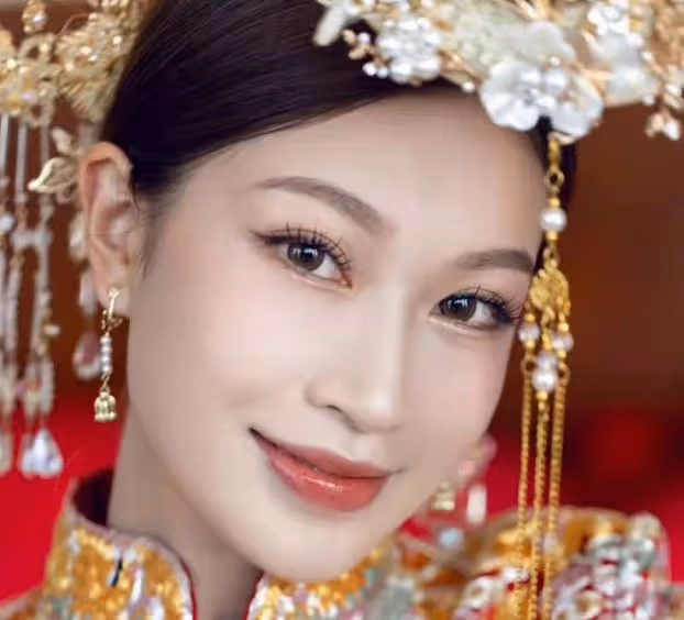 美女主持坐勞斯萊斯嫁豪門!雙手戴倆厚重金鐲,眉眼精緻撞臉baby