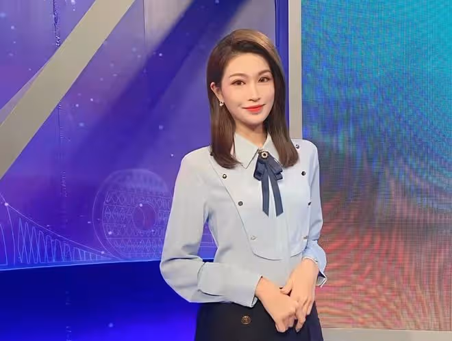 美女主持坐勞斯萊斯嫁豪門!雙手戴倆厚重金鐲,眉眼精緻撞臉baby