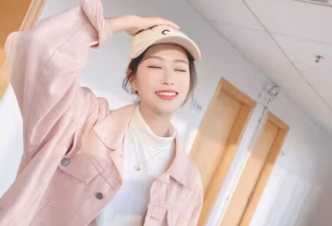 美女主持坐勞斯萊斯嫁豪門!雙手戴倆厚重金鐲,眉眼精緻撞臉baby