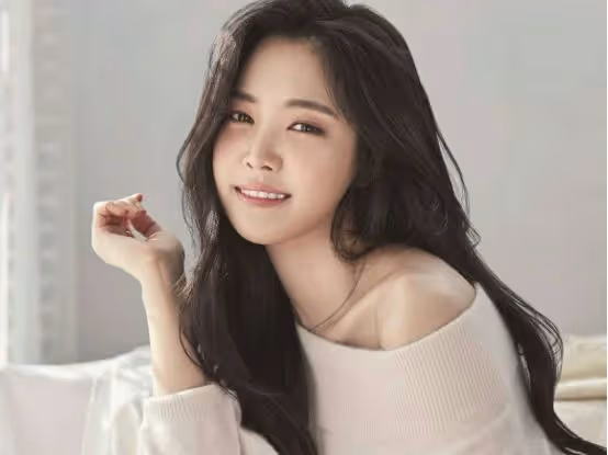 韓國三代女團成員,曾是演過多部影視劇作品,還是鳥叔MV的女主角