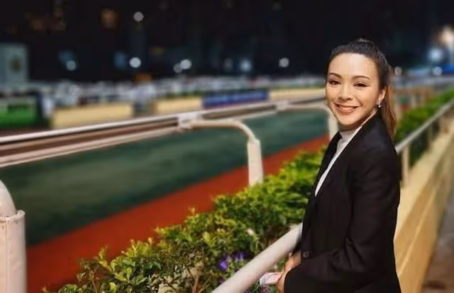 笑容燦爛!TVB小花富貴男友被破產,心情不受影響與好友開心飯聚