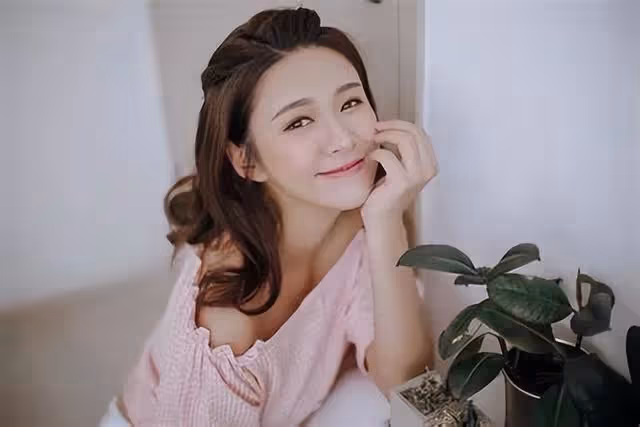 不怕被網友打擊!TVB力捧小花新劇扮嫩遭狠批:演技和聲音很做作