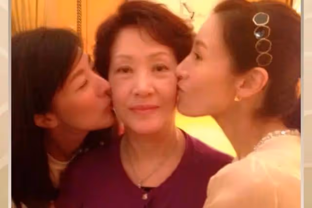 李嘉欣母親：被丈夫趕出家門，兩個女兒長相天壤之別專為豪門而生