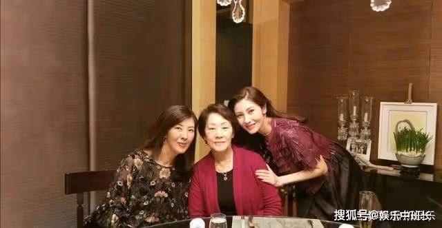 李嘉欣母親:被丈夫趕出家門,兩個女兒長相天壤之別專為豪門而生