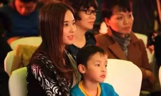 未婚先孕嫁大20歲影帝被拋棄，今37歲為子復出