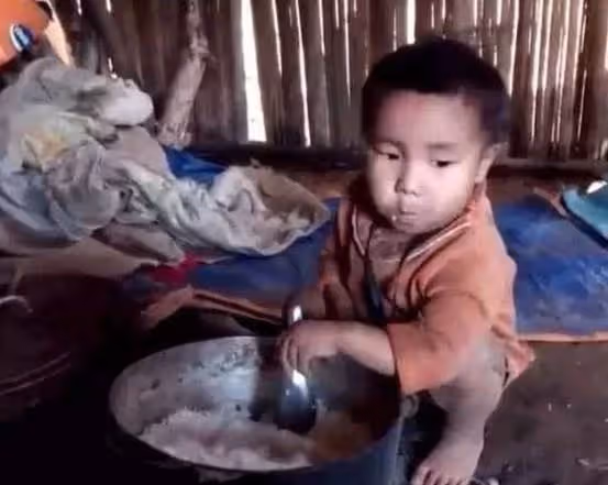 爸離世媽出走！5歲弟弟無人管「只剩一個人」卻拒絕好心鄰居收養「超暖回覆」讓人紅了眼眶：「我不在，媽媽會傷心的」