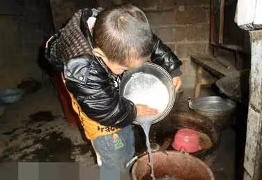 爸離世媽出走！5歲弟弟無人管「只剩一個人」卻拒絕好心鄰居收養「超暖回覆」讓人紅了眼眶：「我不在，媽媽會傷心的」