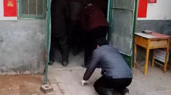 母親心寒將「90萬」遺產留給鄰居，兒子一點不難過，為錢連夜趕回家裡，進門後嚇倒在地：媽，我對不起您