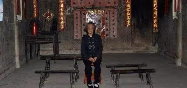 母親心寒將「90萬」遺產留給鄰居，兒子一點不難過，為錢連夜趕回家裡，進門後嚇倒在地：媽，我對不起您