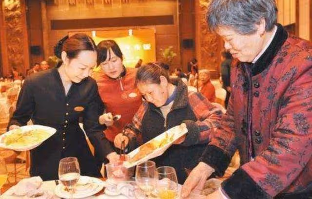 父親在兒子婚宴打包剩菜，被親家母嘲笑「鄉下人真寒酸」，結賬時老闆跑來「恭敬免單」才知其身份不一般：嚇得忙道歉