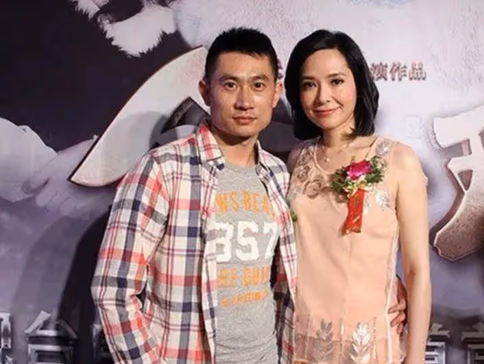 「最美港姐」郭羨妮下嫁窮小伙！倒貼鄉下公婆3套房，被酸「老了嫁不出」，她不懼風言風語：11年婚姻讓人大跌眼鏡