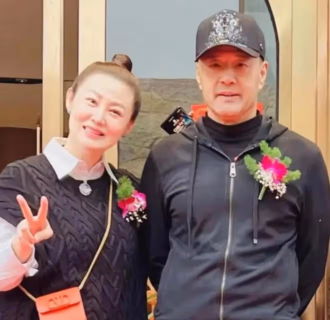 64歲於榮光離婚後罕露面，時隔23年與王思懿重聚，精神奕奕狀態好
