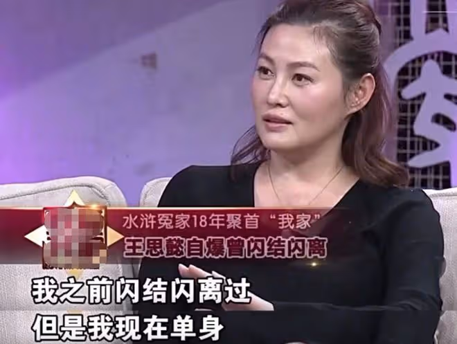 64歲於榮光離婚後罕露面，時隔23年與王思懿重聚，精神奕奕狀態好
