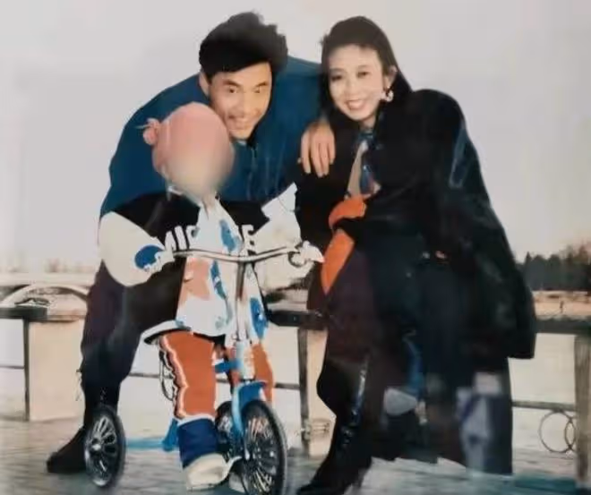 64歲於榮光離婚後罕露面，時隔23年與王思懿重聚，精神奕奕狀態好