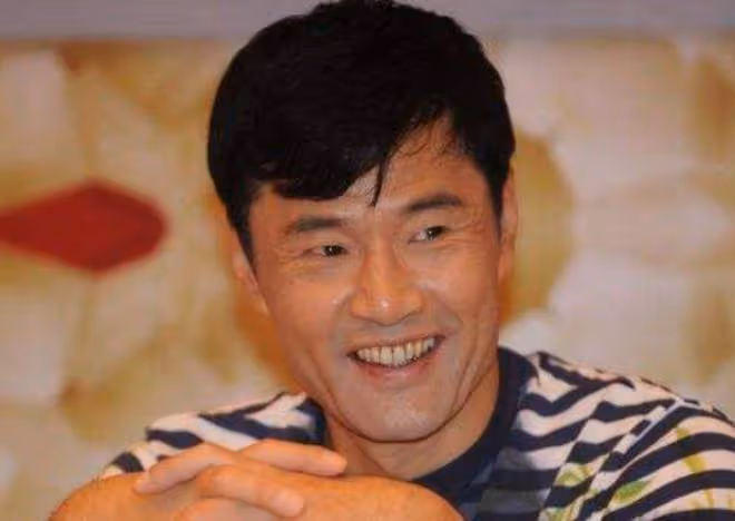 64歲於榮光離婚後罕露面，時隔23年與王思懿重聚，精神奕奕狀態好