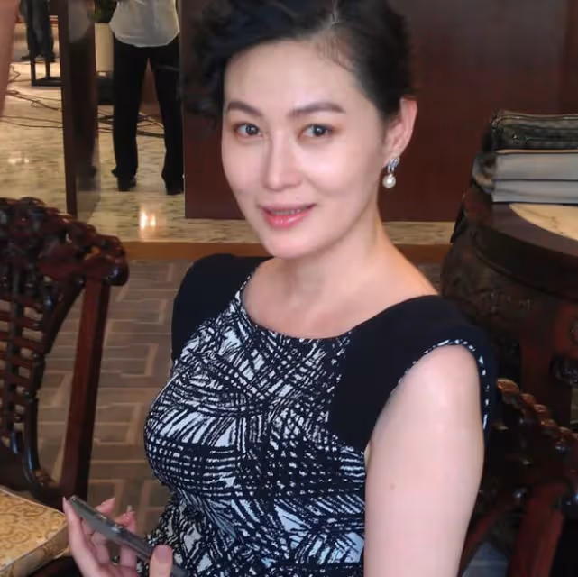 64歲於榮光離婚後罕露面，時隔23年與王思懿重聚，精神奕奕狀態好