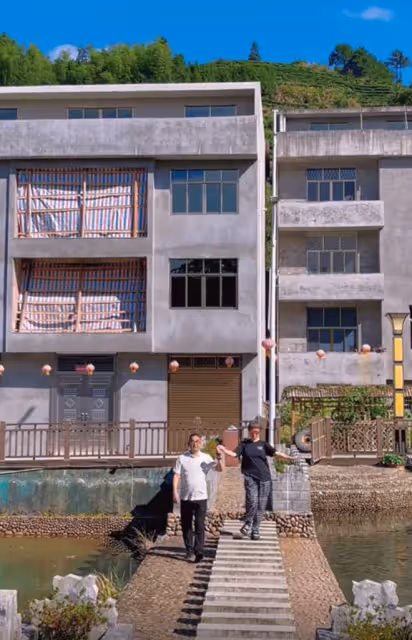 67歲港星定居福建，趁休息帶妻子到農村住2晚，對環境讚不絕口