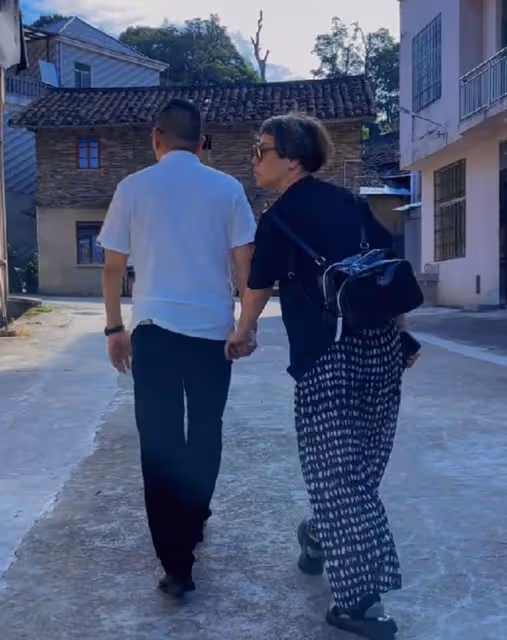 67歲港星定居福建，趁休息帶妻子到農村住2晚，對環境讚不絕口