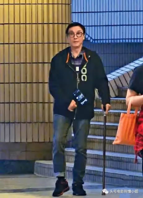 72歲劉松仁曬近照，趙雅芝送問候：2年前中風隱退，無兒女靠太太
