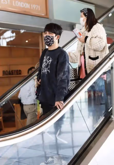 大張偉與老婆走機場，兩人形象氣質超級搭，婚前曾多年同甘共苦！