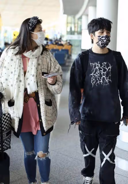 大張偉與老婆走機場，兩人形象氣質超級搭，婚前曾多年同甘共苦！