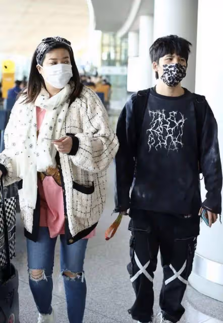 大張偉與老婆走機場，兩人形象氣質超級搭，婚前曾多年同甘共苦！