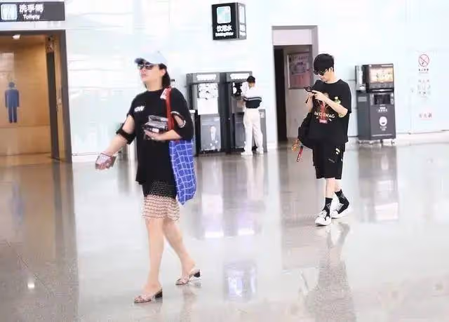 大張偉與老婆走機場，兩人形象氣質超級搭，婚前曾多年同甘共苦！