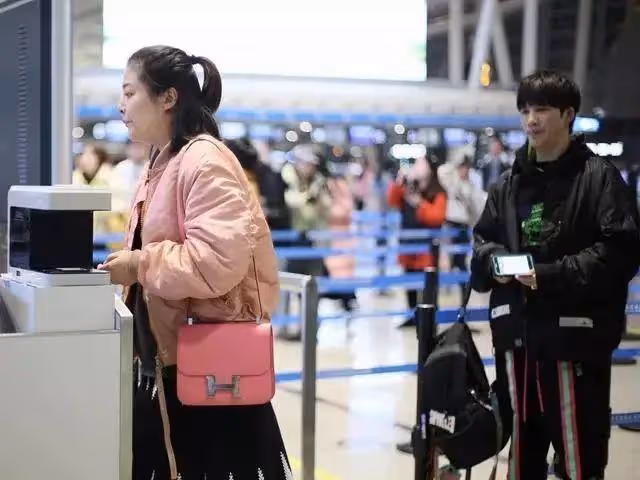 大張偉與老婆走機場，兩人形象氣質超級搭，婚前曾多年同甘共苦！