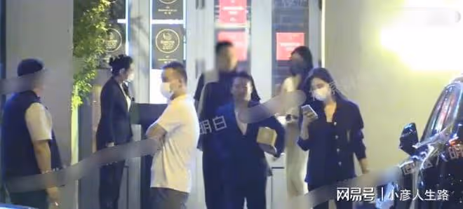 汪小菲張穎穎與人聚餐配合默契，張穎穎替汪小菲收名貴禮物不手軟