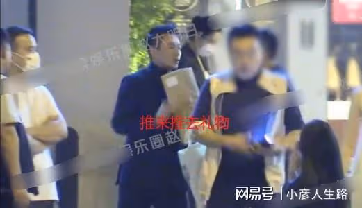 汪小菲張穎穎與人聚餐配合默契，張穎穎替汪小菲收名貴禮物不手軟