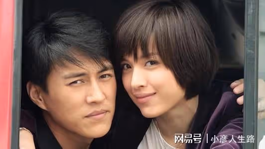 靳東：與大9歲的江珊姐弟戀未果，後娶二婚李佳，如今家庭幸福