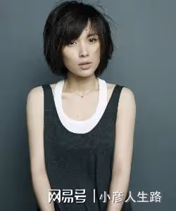 靳東：與大9歲的江珊姐弟戀未果，後娶二婚李佳，如今家庭幸福